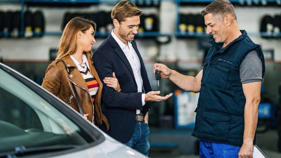 Autoankauf Much nimmt das Fahrzeug eines Paares entgegen